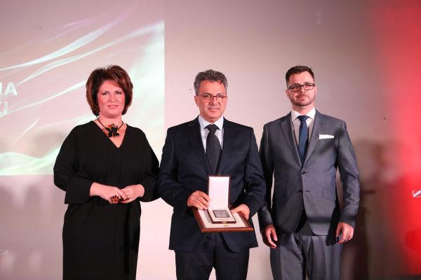 A képen bal oldalon Micski Marianna, a VOSZ Heves megyei elnöke, mellette középen, dr. Assani Omar orvosigazgató, akinek a kezében van a Príma díj. Jobb szélen Berzsenyi Gergely, az Mátraaljai Munkaadók Egyesületének titkára áll.