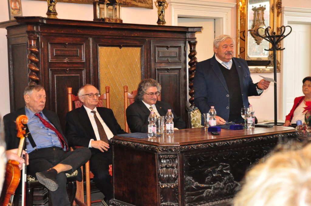 A fotón az Emberi méltóságért díj két kitüntetettje: Weisz Péter és Kathy- Horváth Lajos ül középen a dísz asztalnál, mellettük balra Lomnici Zoltán, elnök, jobbra Szunai Miklós, alelnök