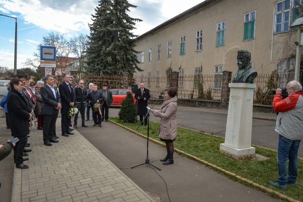 A képen az ünnepség felvezetője látható
