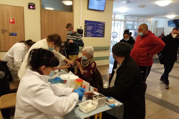 A fotó a kórház szakrendelőjében készült, mikor az szakasszisztensek vércukor és vérnyomást mérnek, életmód tanácsadást végeznek