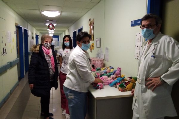 Adamóczki Jánosné és a kórház munkatársai láthatók a képen, amikor a horgolt kis figurákat kihelyezik az asztalra, ahonnan a gyerekek választani tudnak belőlük.