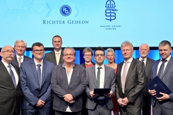 A fotón a Richter Érdemérem alapítói és a zsűri tagjai láthatók, az első sorban a díjazott, dr. Watti Jezdancher, a Bugát Pál Kórház orvosa, kezében a díjjal