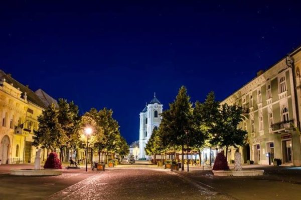 Gyöngyös főterének látképe