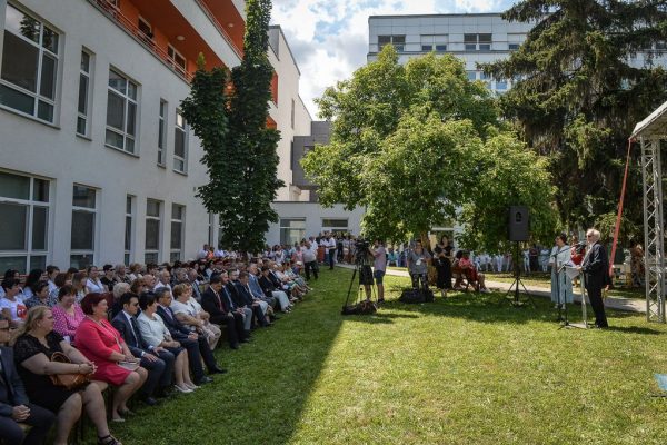 A kórház dolgozói az intézmény kertjében ünneplik az egészségügy legrangosabb ünnepét, a Semmelweis napot. Weisz Péter főigazgató köszönti a vendégeket és a kórház dolgozóit.