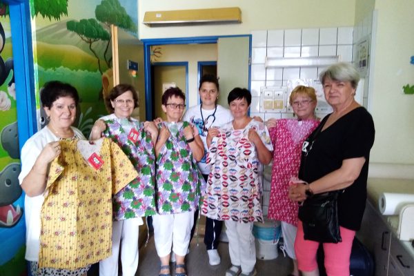 Munkaruha adomány a gyermekosztály dolgozóinak