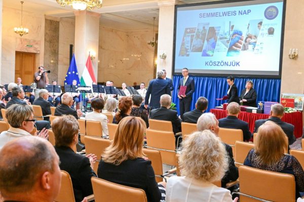 A belügyminisztérium márványtermében a tárca vezetői átadják az elismeréseket.