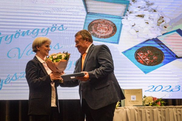 Dr. Vértes Edit főorvosnő átveszi Gyöngyös Város Egészségügyéért elismerést Hiesz György polgármester úrtól