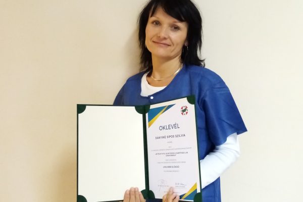 Dányiné Sipos Szilvia az elismerő oklevéllel