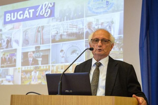 Weisz Péter főigazgató úr köszönti a konferencia résztvevőit