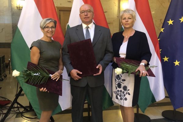 A fotón a három kitüntetett kórházi dolgozó látható, akiknek a kezében van a miniszteri oklevél elismerés