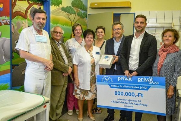 A fotón az adományozó cég képviselője, Kerekes Tibor és a a kórház vezetése, valamint a gyermekosztály főorvosa, dr. Jorgov Roland látható, amikor az életmentő készüléket átadják.