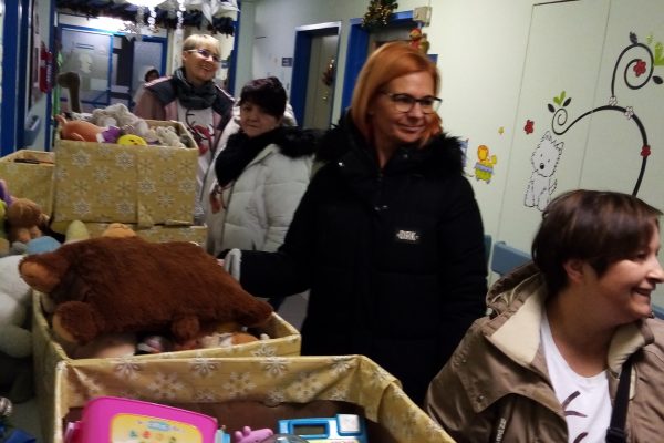 Molnár pékség dolgozói adománya a gyerekosztálynak