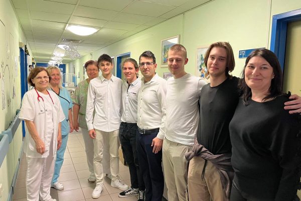 A fotón a Vak Bottyán János Katolikus Műszaki és Közgazdasági Technikum, Gimnázium és Kollégium 11.B. osztályának 4 fiatal diák képviselője, a gyermekosztály vezető főorvosa, a kórház orvosigazgató helyettese dr. Watti Jezdancher és Bátor Szilvia osztályfőnök tanárnő láthatók.