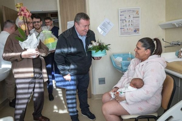 A képen Levente és édesanyja, Erika látható, amikor a város polgármestere és a kórházvezetése átadja az ajándékokat.