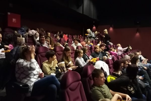 A képen a moziteremben ülő kórházi dolgozók és gyermekeik láthatók a film vetítése előtt.