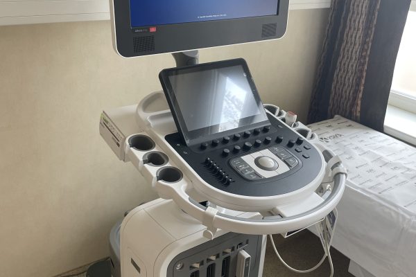 A fotón az uniós pályázat során beszerzett szív ultrahang készülék látható, mellyel a kardiológiai szakrendelésen vizsgálják a betegeket