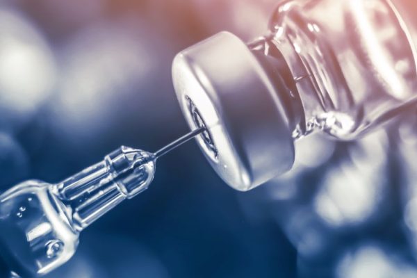 Egy fecskendő és egy ampulla képe