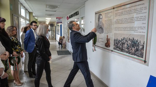 A fotón az a pillanat látszik, mikor a kórház főigazgatója felhelyezi a Kossuth Zsuzsanna emlékfalra a koszorút.