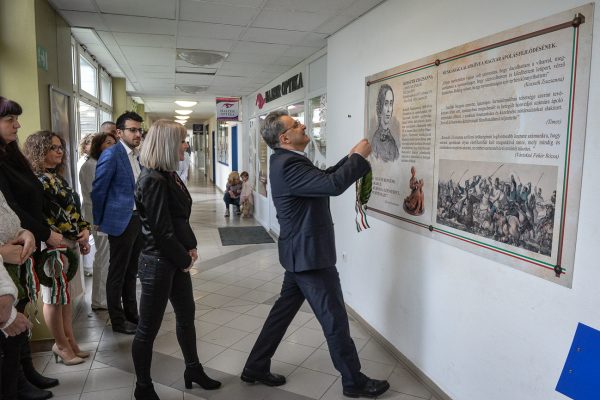 A fotón az a pillanat látszik, mikor a kórház főigazgatója felhelyezi a Kossuth Zsuzsanna emlékfalra a koszorút.