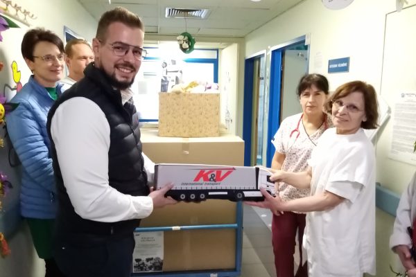 A fotón az adományozó cég vezetője, Varga Viktor látható, mikor átadja az adományt a gyermekosztály vezetőjének, dr. Halmen Máriának