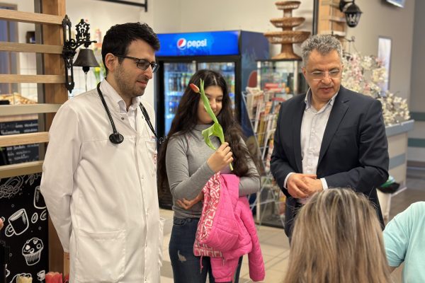 A fotón a kórház főigazgatója és orvosigazgató helyettese látható, akik mellett egy ifjú hölgy áll, kezében egy szál tulipánnal