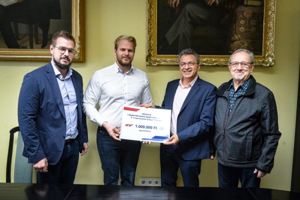 A fotón az adományozók, Varga Viktor és Varga Báli, a K&V Kft vezetői átadják az I millió forintról szóló csekket a kórház főigazgatójának, dr. Assani Omarnak és az alapítvány kuratóriumi elnökének, Előházi Jánosnak