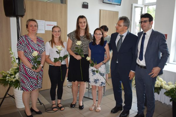 A miniszteri elismerést érdemlő gyógytorna munkacsoport látható a képen, balról: Csépányné Fialla Melinda, Nagyné Ferencz Dominika, Kocsis Barbara, Szőkéné Nagy Éva, mellettük: dr. Assani Omar mb. főigazgató és dr. Watti Jezdancher, orvosigazgató helyettes