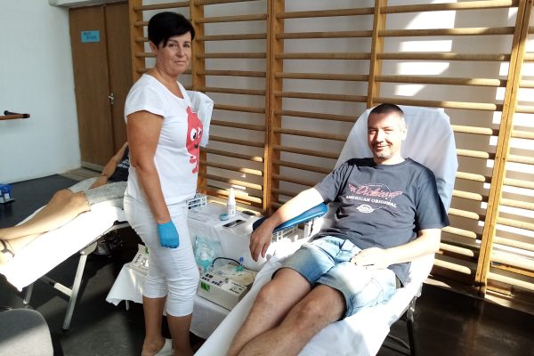 A fotón egy férfi véradó már a speciális ágyon,éppen arra vár, hogy Bognár Szilvia, vezető asszisztens elindítsa a véradás folyamatát