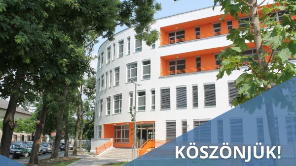 A kép bal felső sarkában a Gyöngyösi Bugát Pál Kórház logója látható, a fotón a Gyöngyösi Bugát Pál Kórház szakrendelők felőli bejárata látható kék keretben, a keret jobb alsó sarkában a felirat: Köszönjük az 1%-ot!
