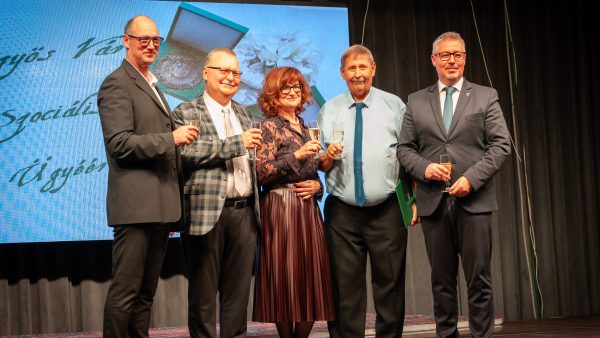 A fotón balról jobbra látható Nagy Attila alpolgármester, Dr. Kelemen Tibor főorvos, kitüntetett, Maka Piroska, egy úriember nyakkendőben, valamint Szókovács Péter Gyöngyös város polgármestere. A háttérben a díj látható, valamint Gyöngyös város szociális ügyéért felirat egy részlete.