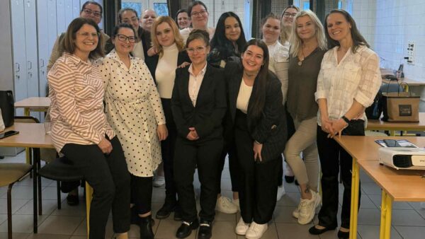 A kép a nővérképzés ágazati alapvizsgáján készült 2025. március 12-én. Egy tanteremben készült csoportfotón a nővérképzés hallgatói és oktatóik láthatók. A résztvevők egymás mellett és mögött állva, mosolyogva pózolnak a kamera felé.