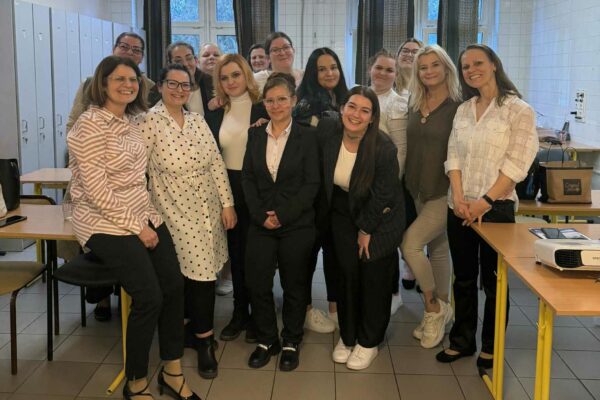 A kép a nővérképzés ágazati alapvizsgáján készült 2025. március 12-én. Egy tanteremben készült csoportfotón a nővérképzés hallgatói és oktatóik láthatók. A résztvevők egymás mellett és mögött állva, mosolyogva pózolnak a kamera felé.