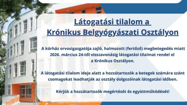 Kórházi épület előtt készült grafika „Lakossági tájékoztatás!” címmel. A képen kiemelt szöveg jelzi: látogatási tilalom lépett életbe a Krónikus Belgyógyászati Osztályon 2026. március 24-től, fertőző megbetegedések halmozódása miatt, visszavonásig. A tájékoztatás szerint a hozzátartozók csomagokat a látogatási időben leadhatják az osztály dolgozóinak