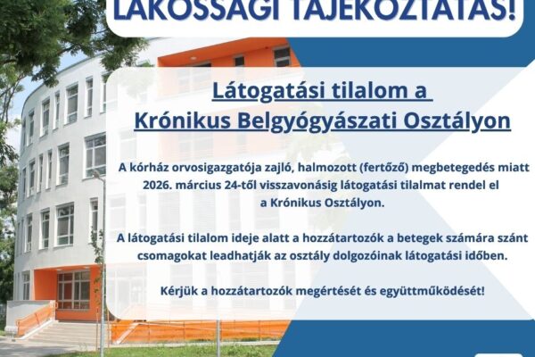 Kórházi épület előtt készült grafika „Lakossági tájékoztatás!” címmel. A képen kiemelt szöveg jelzi: látogatási tilalom lépett életbe a Krónikus Belgyógyászati Osztályon 2026. március 24-től, fertőző megbetegedések halmozódása miatt, visszavonásig. A tájékoztatás szerint a hozzátartozók csomagokat a látogatási időben leadhatják az osztály dolgozóinak