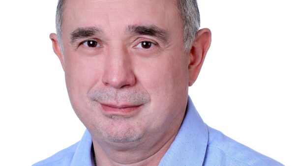 Dr. Nagy Béla gasztroenterológus, világos kék ingben, fehér háttér előtt készült portré.