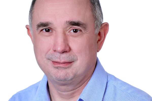 Dr. Nagy Béla gasztroenterológus, világos kék ingben, fehér háttér előtt készült portré.