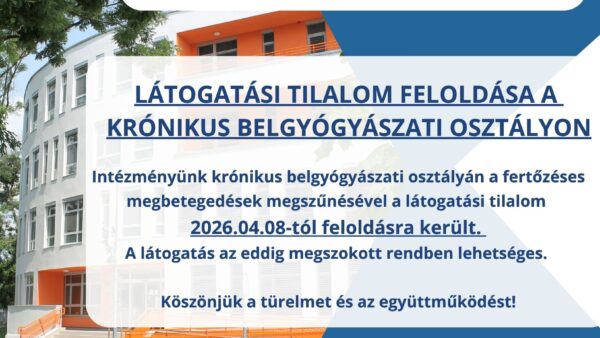 Lakossági tájékoztató a látogatási tilalom feloldásáról, kék alapon, háttérben a kórház képével.