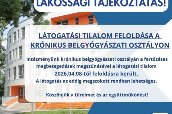 Lakossági tájékoztató a látogatási tilalom feloldásáról, kék alapon, háttérben a kórház képével.
