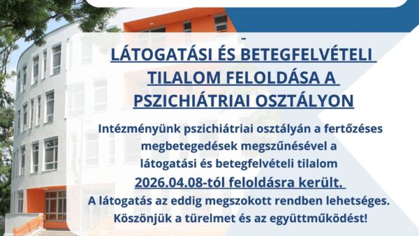 Lakossági tájékoztató a látogatási és betegfelvételi tilalom feloldásáról a pszichiátriai osztályon. Kék alapon a háttérben pedig a kórház képe.