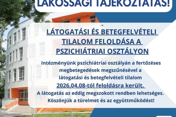 Lakossági tájékoztató a látogatási és betegfelvételi tilalom feloldásáról a pszichiátriai osztályon. Kék alapon a háttérben pedig a kórház képe.