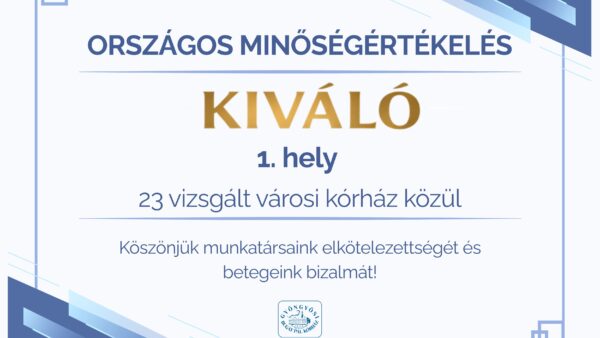 Országos minőségértékelést bemutató grafika: „Kiváló – 1. hely” felirat, amely jelzi, hogy a kórház 23 vizsgált városi intézmény közül az első helyen végzett. A képen szerepel egy köszönetnyilvánítás is a munkatársak elkötelezettségéért és a betegek bizalmáért, valamint a Gyöngyösi Bugát Pál Kórház logója. A dizájn modern, kék és arany színvilágú, geometrikus díszítőelemekkel.